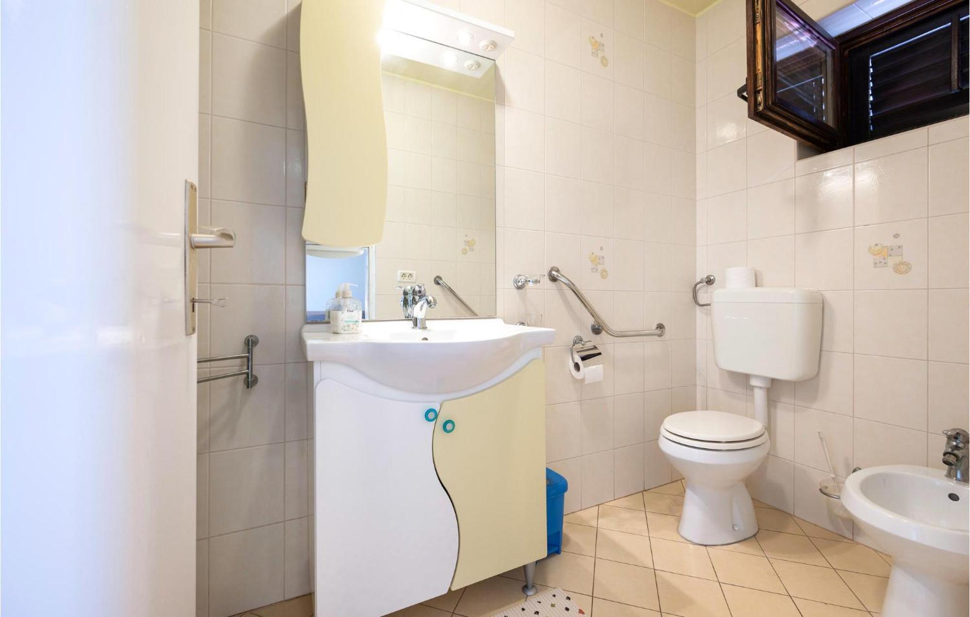 1 Bedroom Amazing Apartment In Peruški Extérieur photo